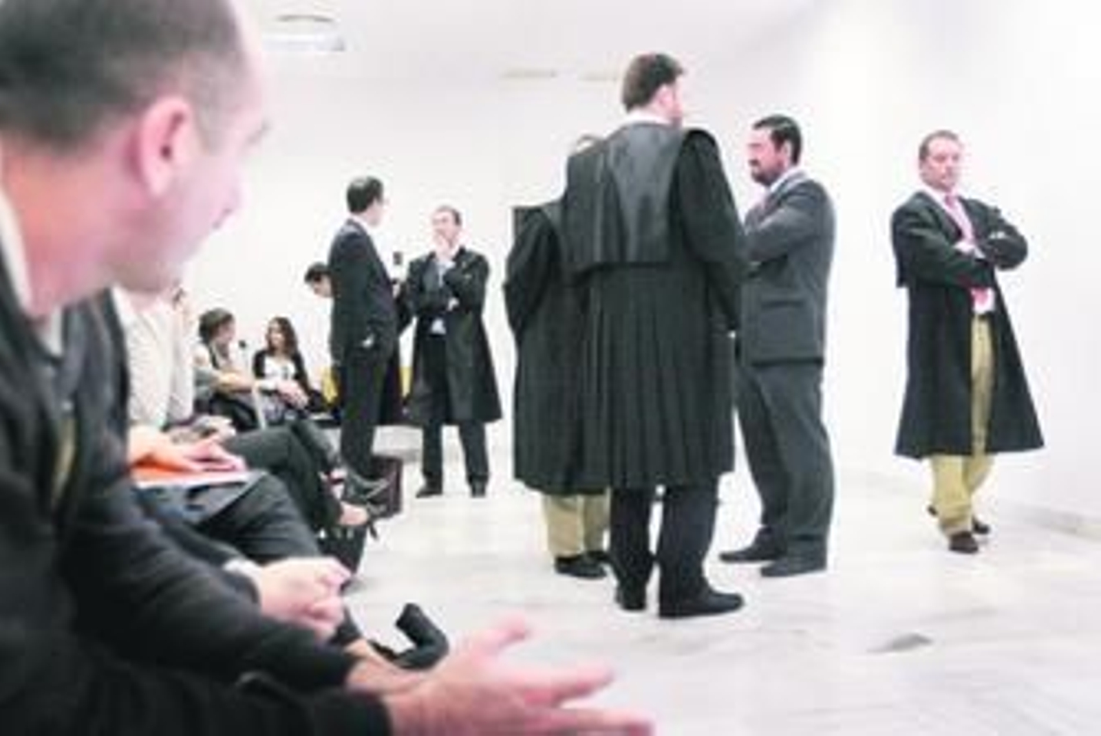 Momentos de espera en la Audiencia, minutos antes de conocerse la suspensión del juicio hasta el próximo mes de marzo.