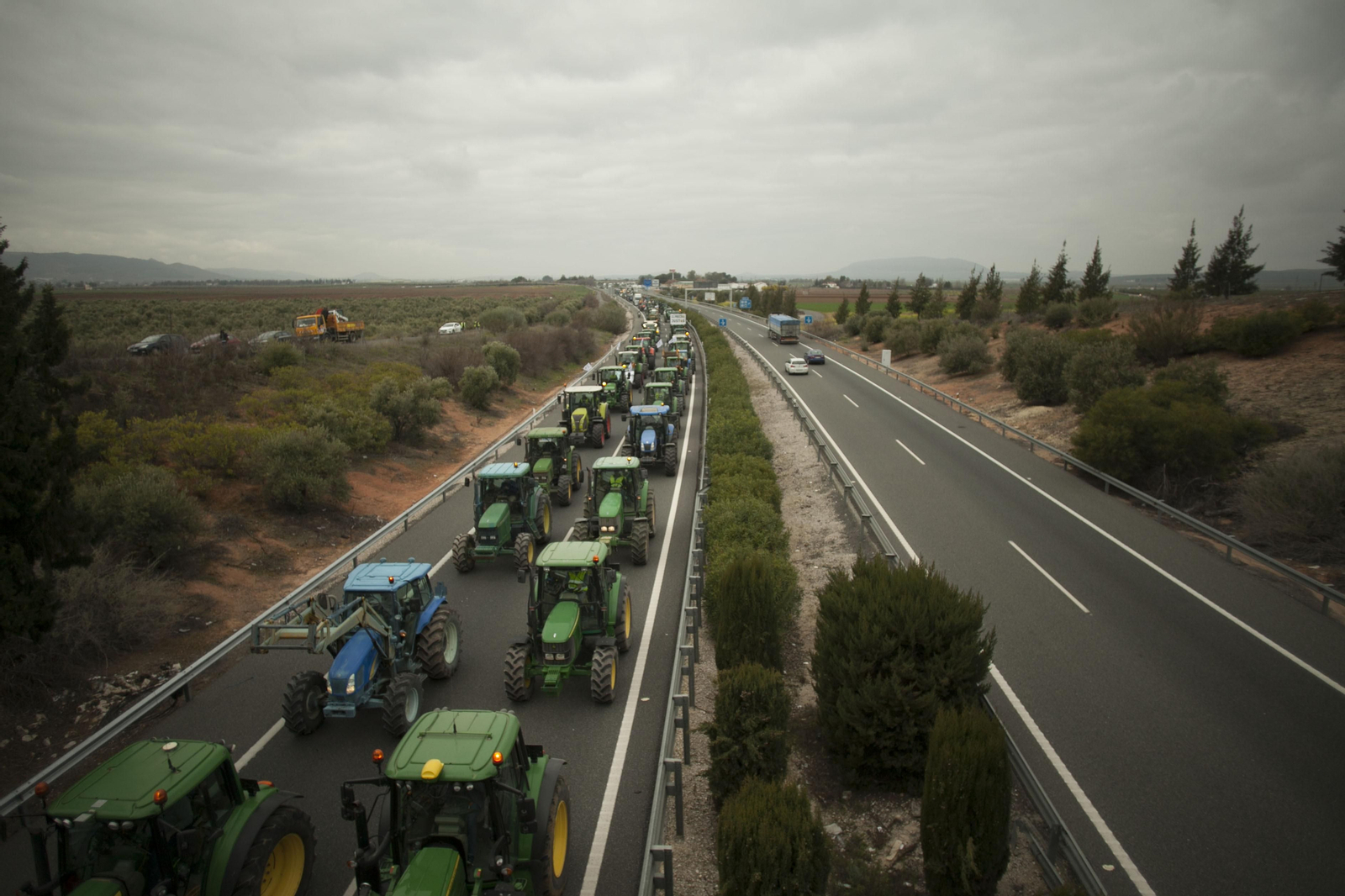 Las fotos de los tractores que han cortado las carreteras en Antequera