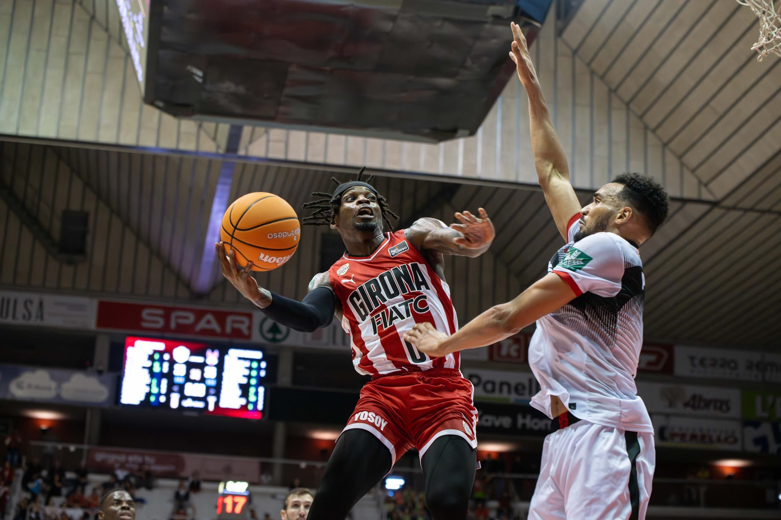 Ike Iroegbu busca el aro ante Amine Noua en el partido de la primera vuelta.