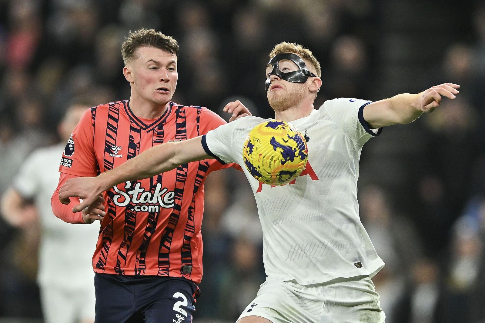 Nathan Patterson (izquierda), ante Kukusevski en un Tottenham-Everton.