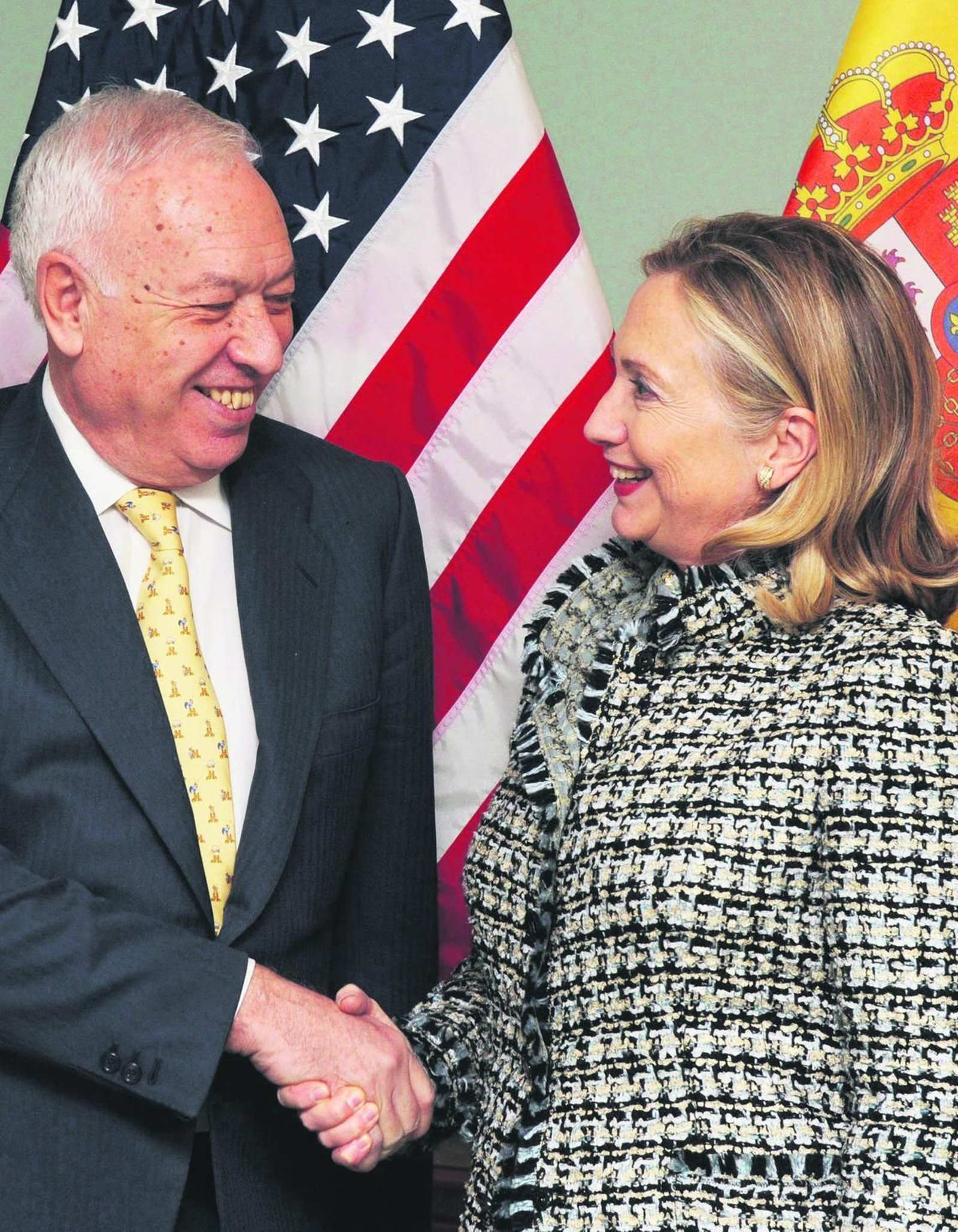 José Manuel García-Margallo junto a Hillary Clinton en su compromiso de limpieza de los terrenos.