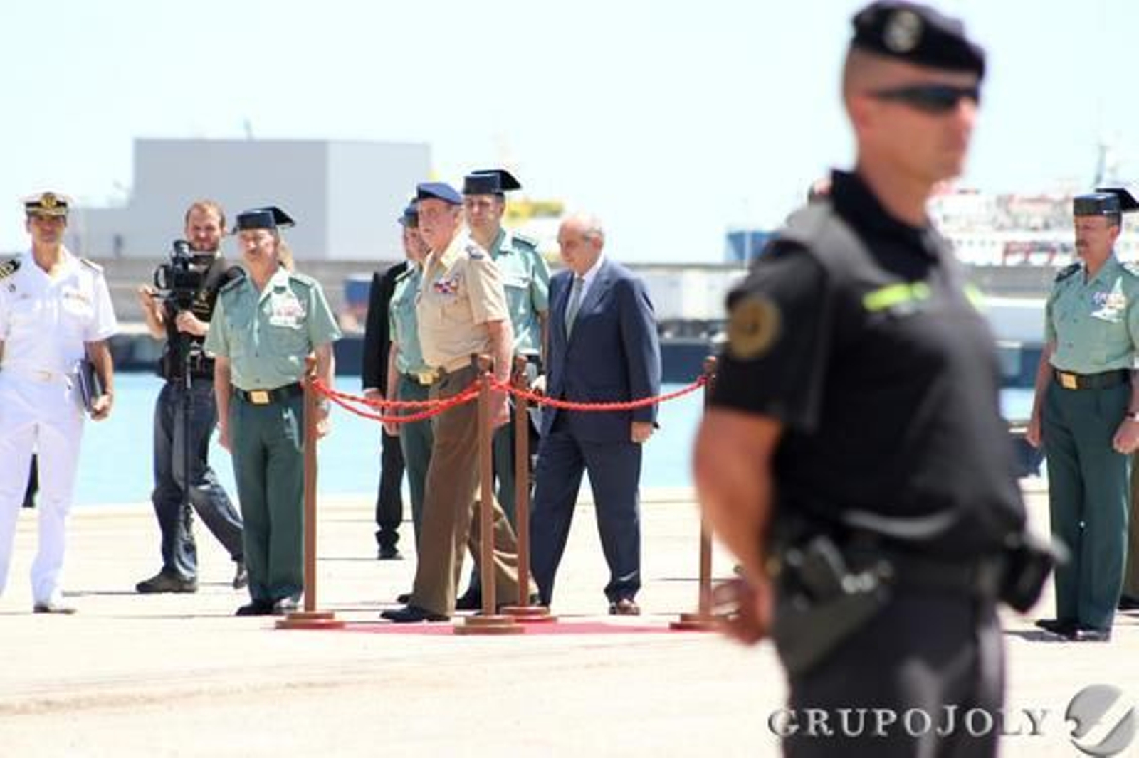 Don Juan Carlos muestra su apoyo a los pescadores y a la Guardia Civil por el trabajo que realizan./Fran Montes