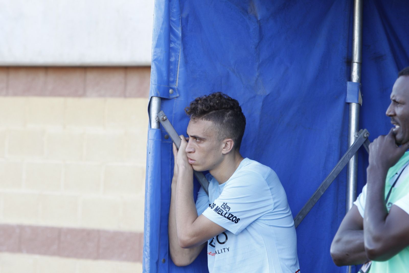 El jugador marroquí en la entrada del túnel de vestuarios de Santo Domingo.