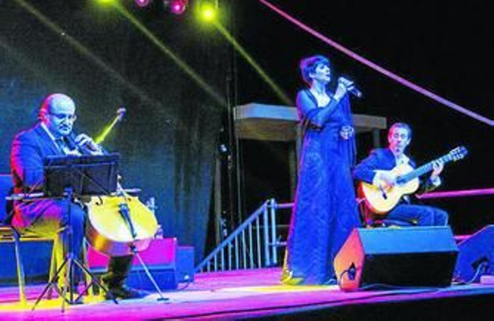 Actuación de la formación Minha Lua en el Mesón Gitano.