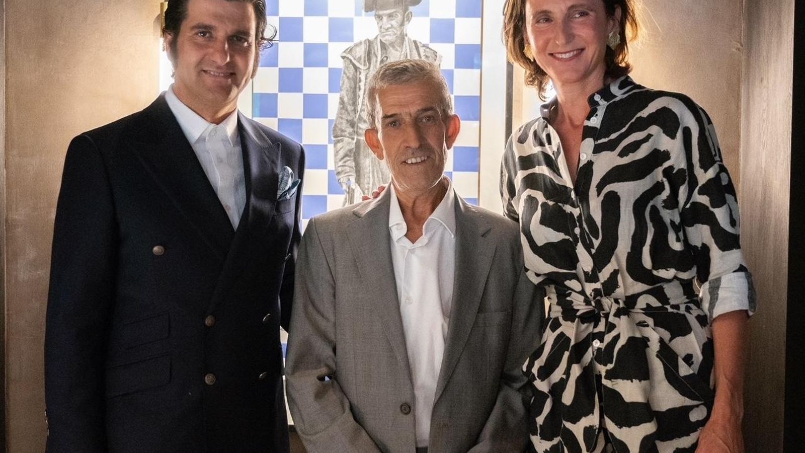 Cachito, delante de su retrato, junto a Morante y Beatriz Zamora.