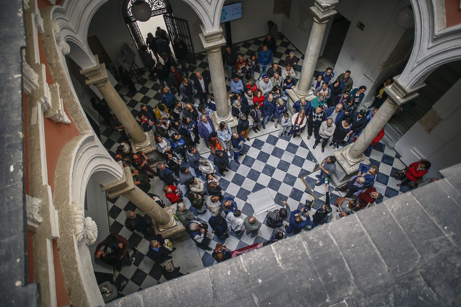 El patio del Palacio de Recaño, lleno de público en una de las jornadas de puertas abiertas para explicar el proyecto de Museo del Carnaval.