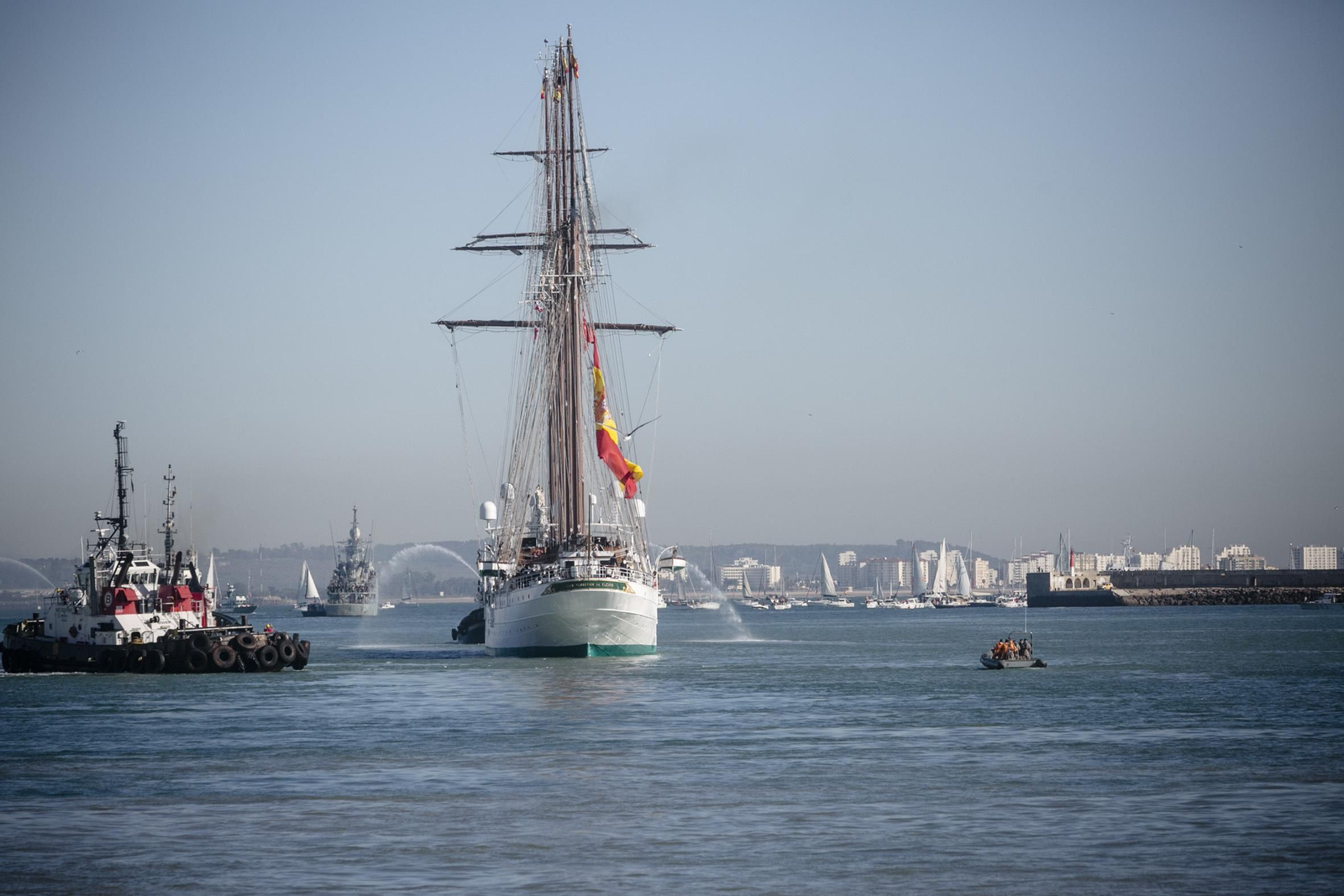 Elcano inicia su XCI crucero de instrucción en Cádiz