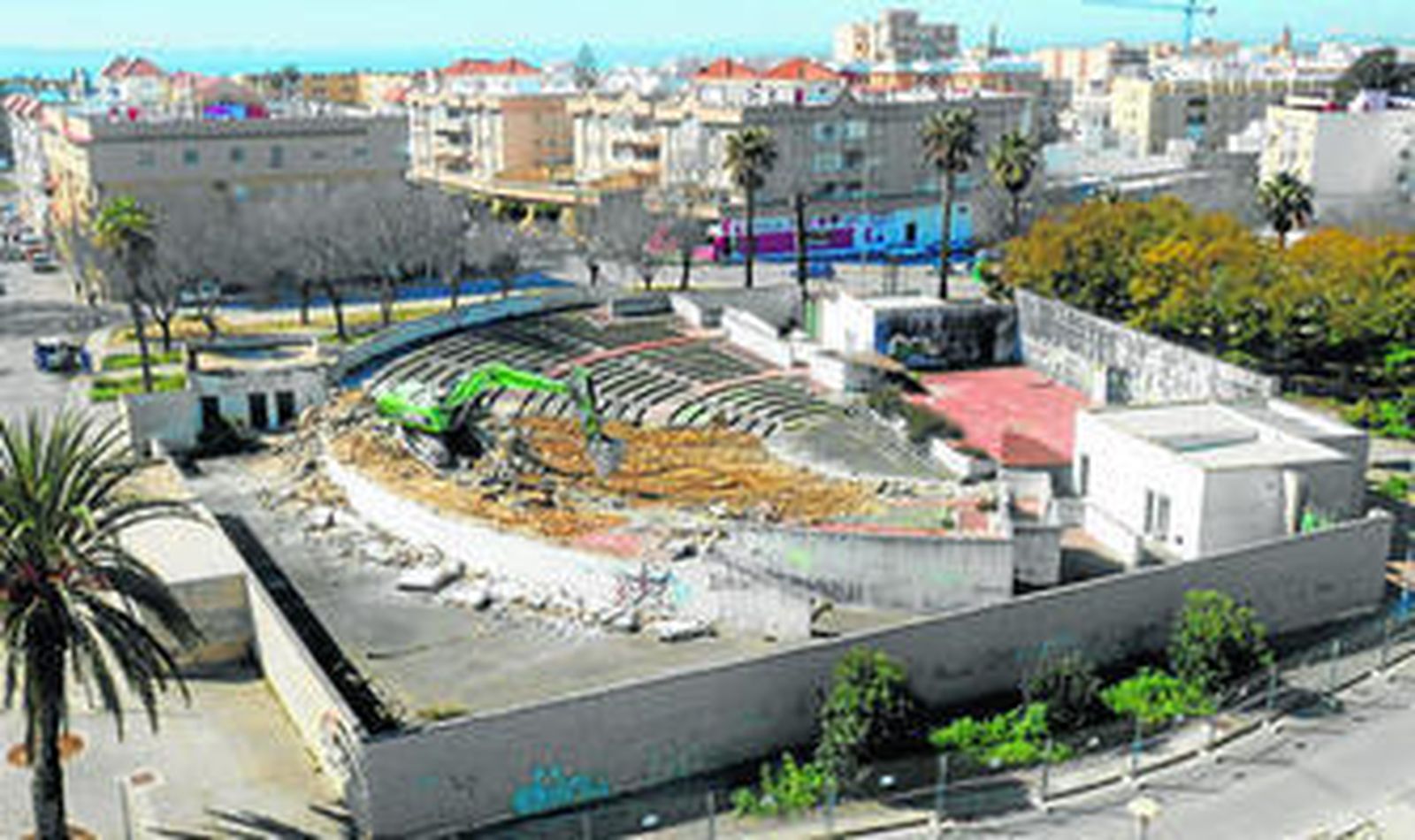 Primeros trabajos de derribo del teatro de Verano, en la mañana de ayer.