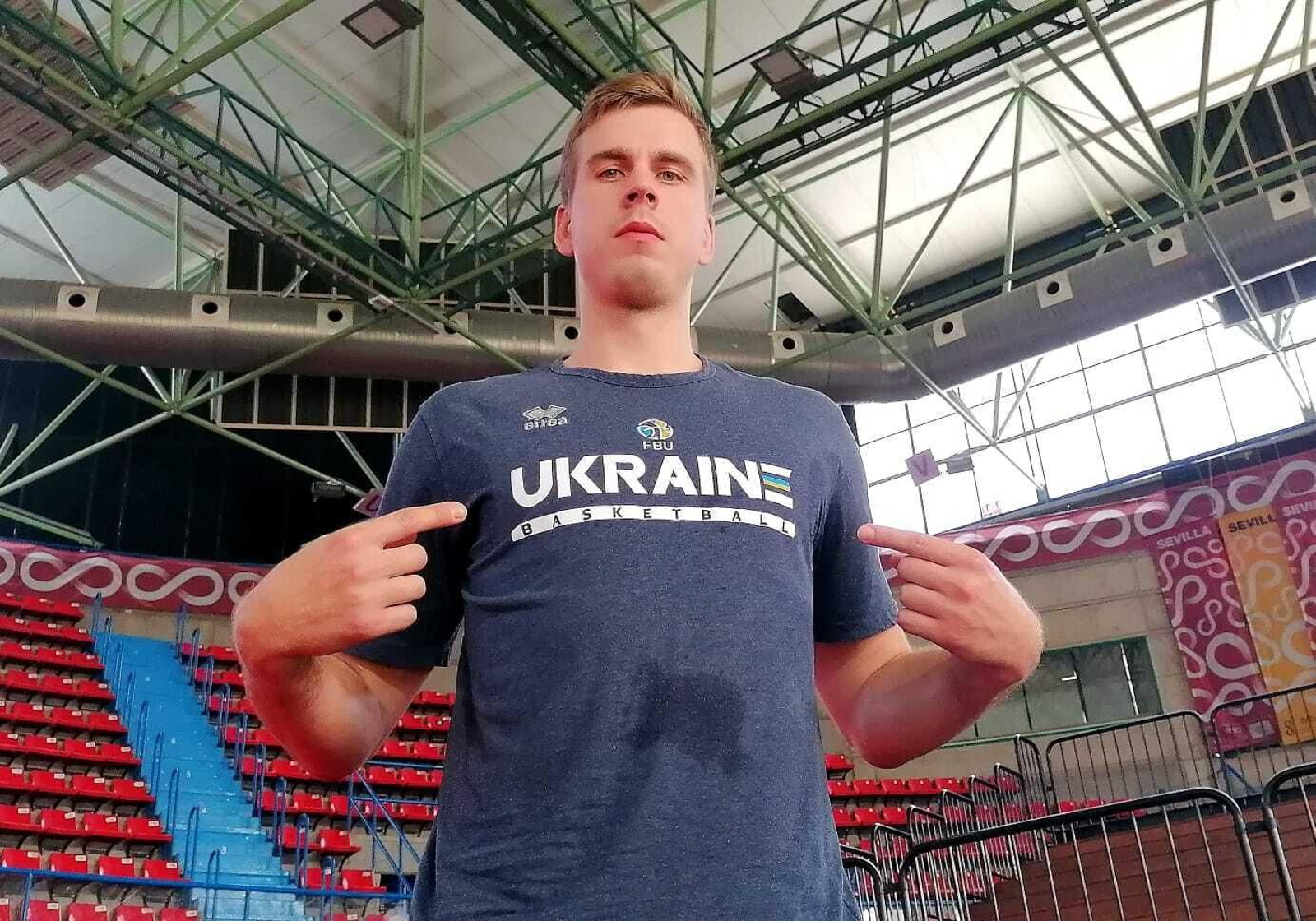 Gerun señala su camiseta de Ucrania en signo de apoyo a su país.