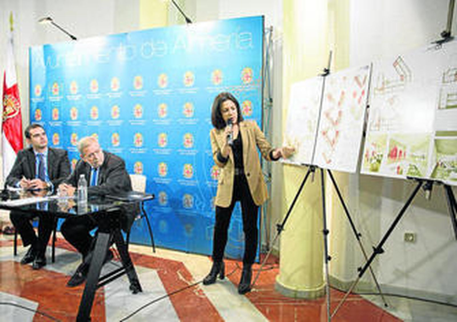 La arquitecta del equipo de 'Tri-Teca' expone el proyecto ante el alcalde y el secretario de Estadio Antonio Beteta.