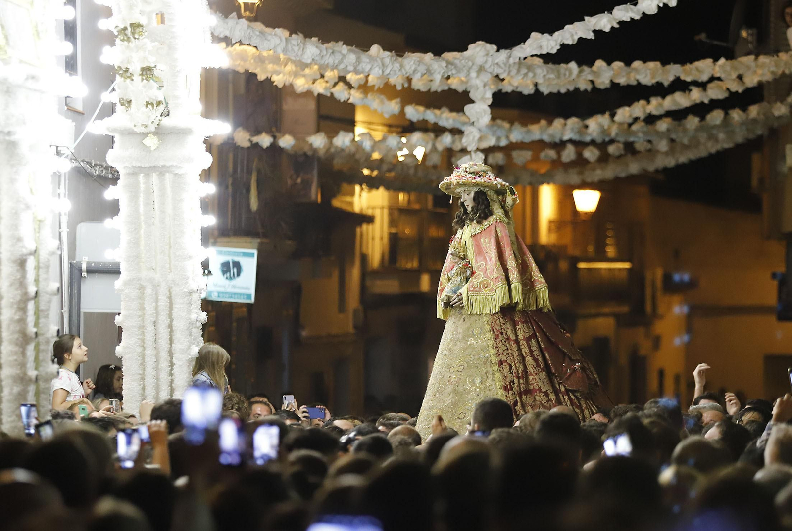La Virgen del Rocío recorre las calles de Almonte hacia el Chaparral para el inicio del Camino de los Llanos