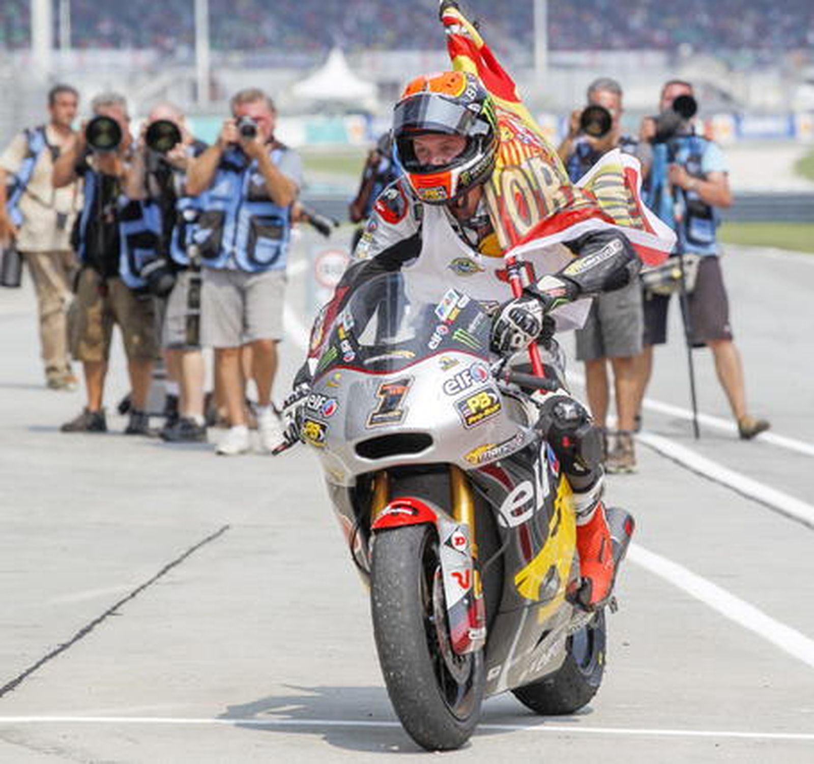 Tito Rabat celebra tras proclamarse campeón del mundo en Moto2.

Foto: EFE
