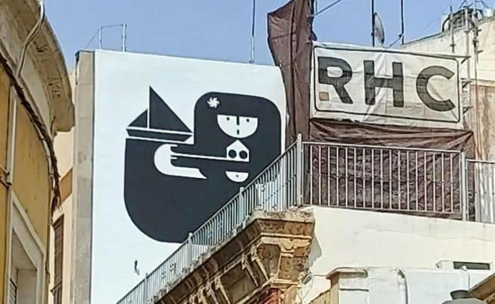 Los trabajos de restauracion son apreciables ya en la medianera del número 25 la calle de Las Tiendas.