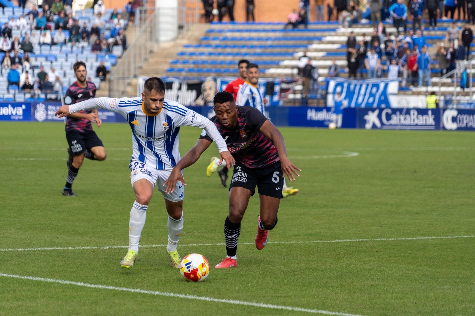 Roni pugna un balón con Ebuka.