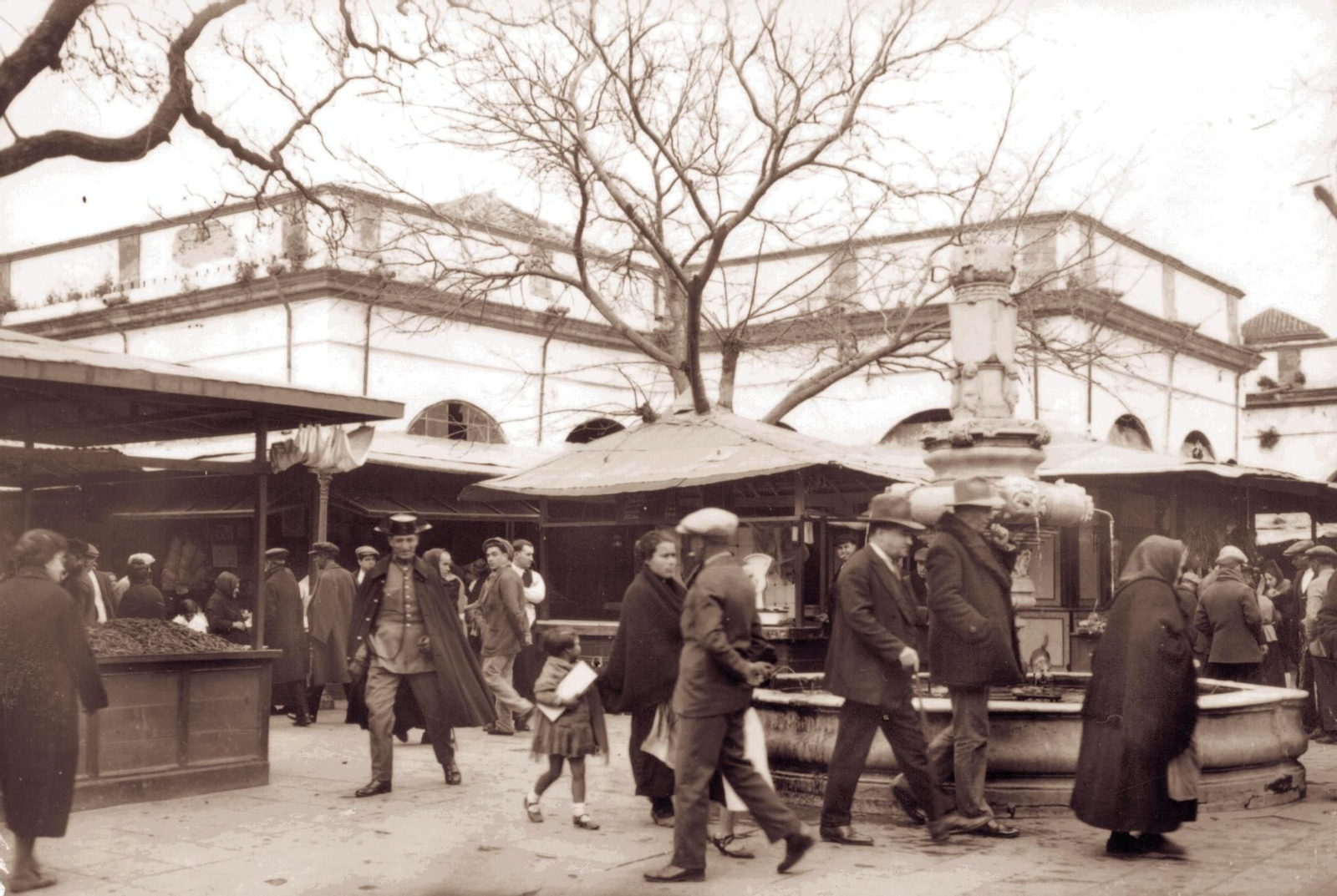 El Mercado de la Encarnación con la fuente barroca que todavía se conserva en la plaza el mismo nombre.