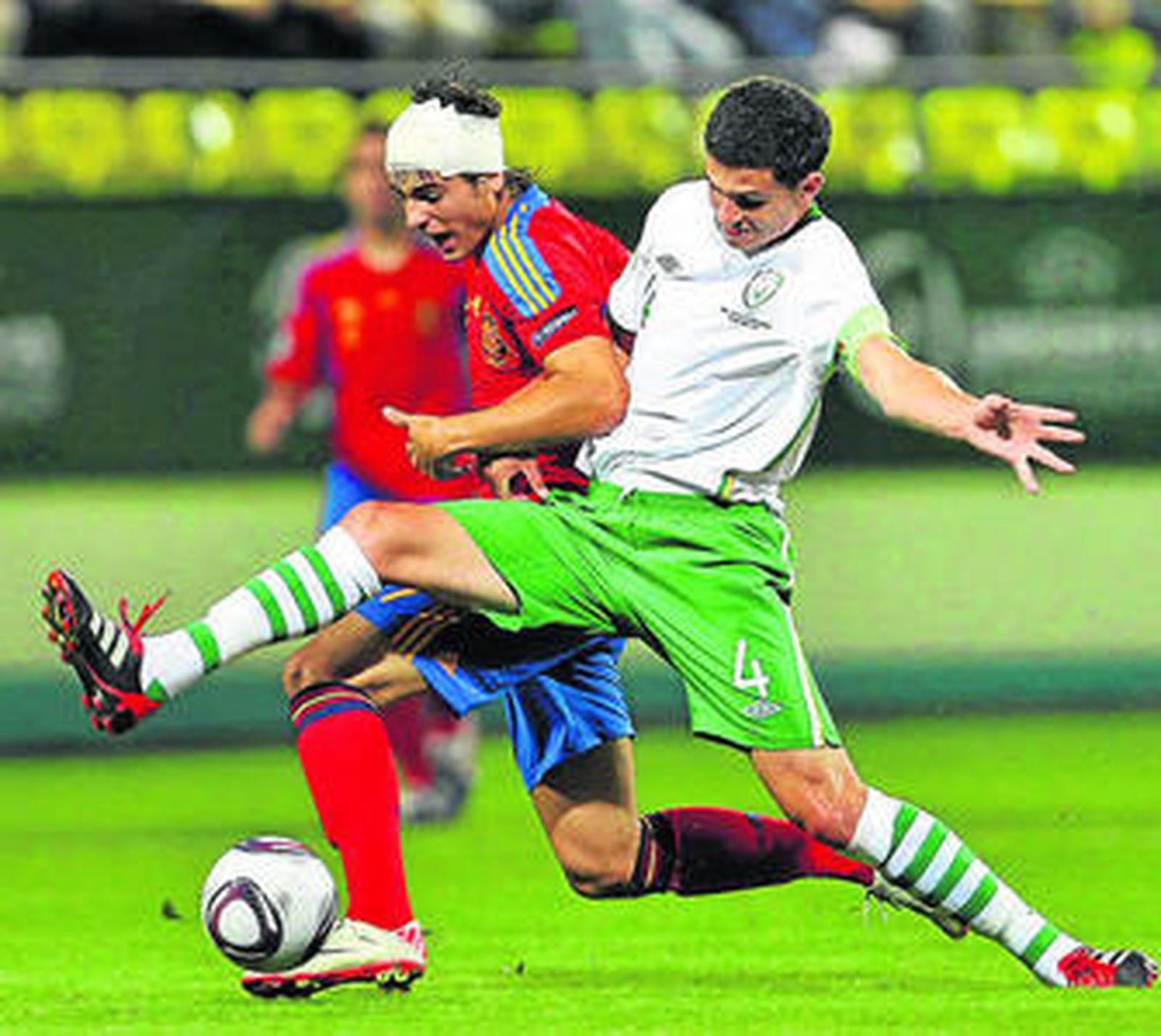 El irlandés Egan intenta robar el balón a Morata.