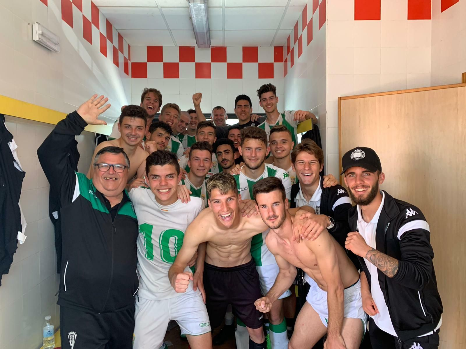 Los jugadores del primer equipo juvenil al término del partido ante el San Félix.