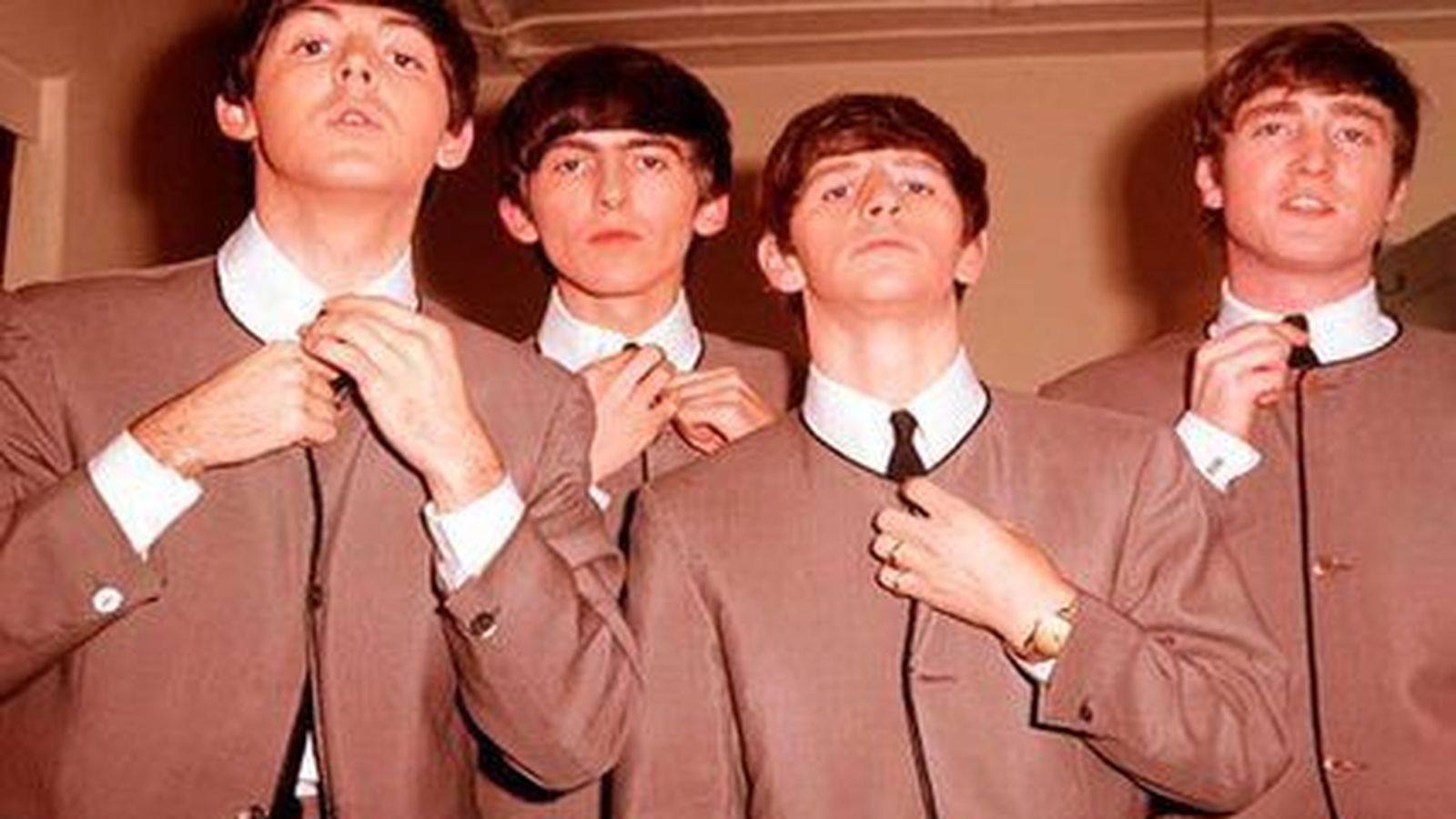 Los famosos trajes con cuello mao creados por Pierre Cardin para 'Los Beatles'.