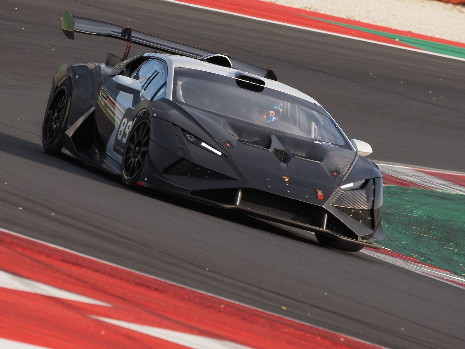 Manu Bejarano, en una de las pruebas con el Lamborghini.