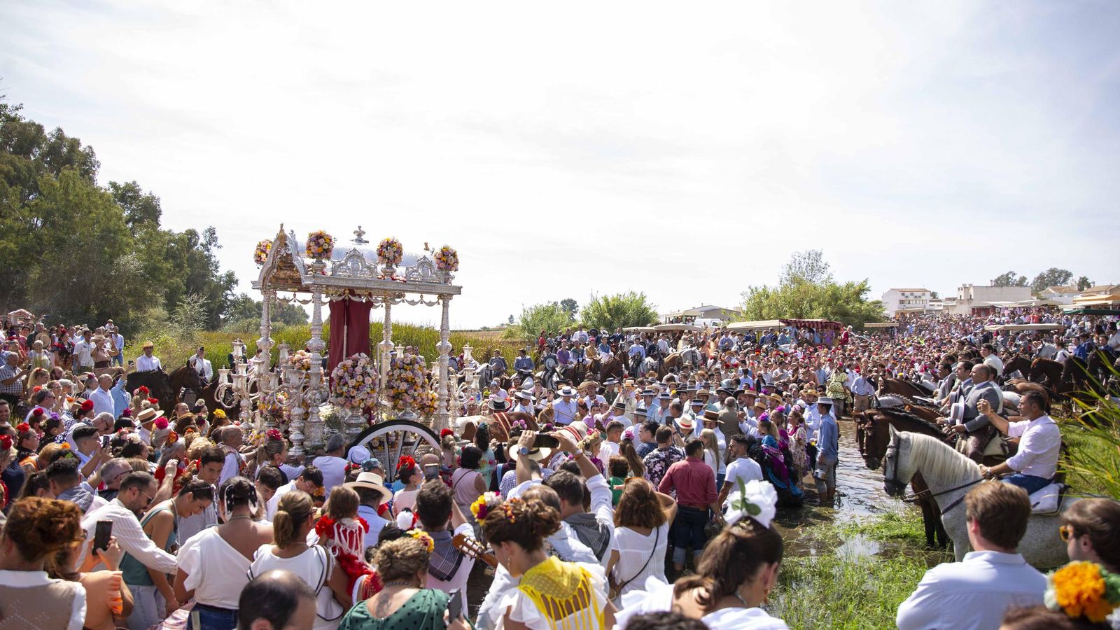 La carreta con el Simpecado cruzando el río Viar
