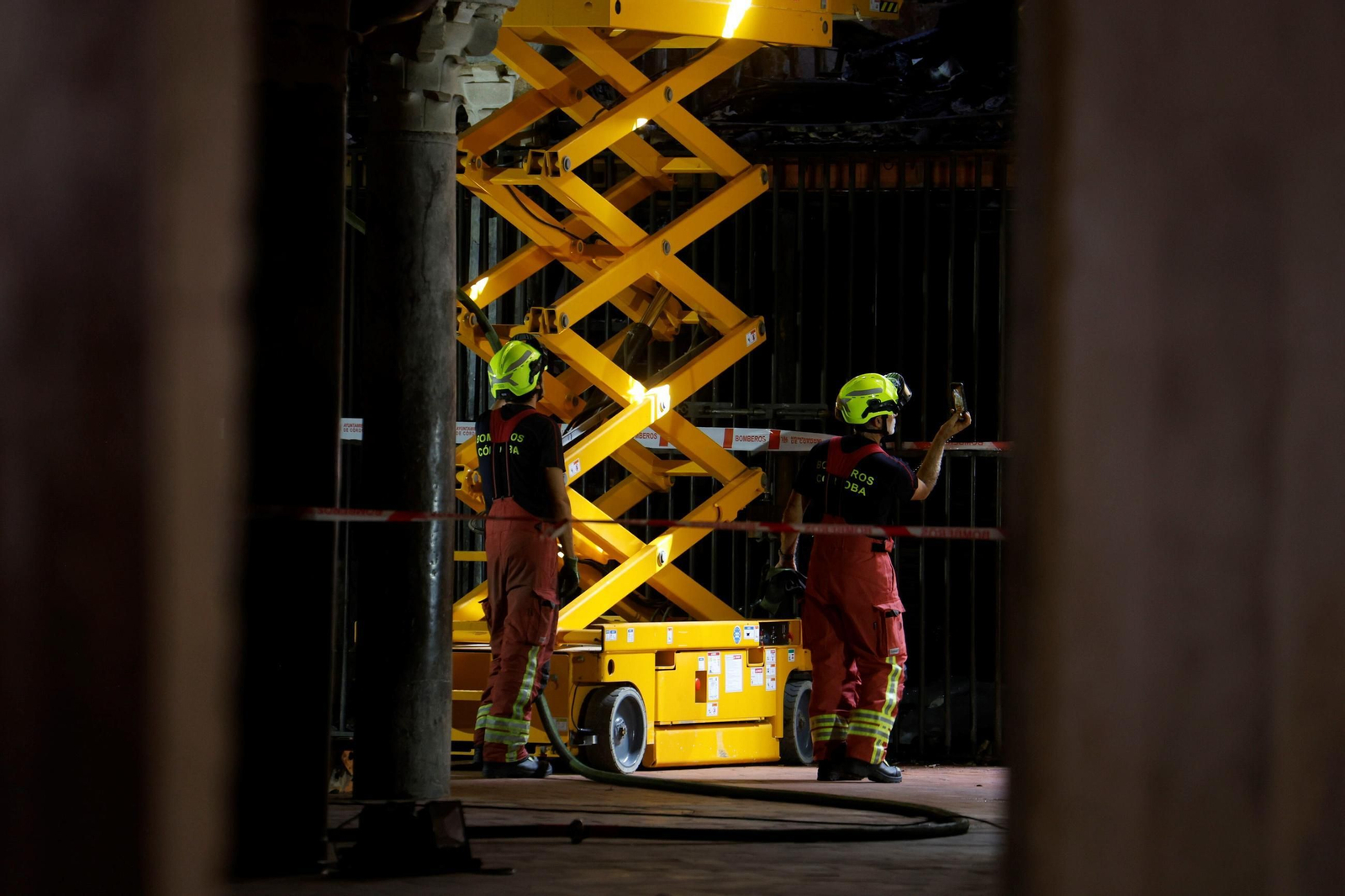 Los bomberos trabajan en el interior de la Mezquita-Catedral