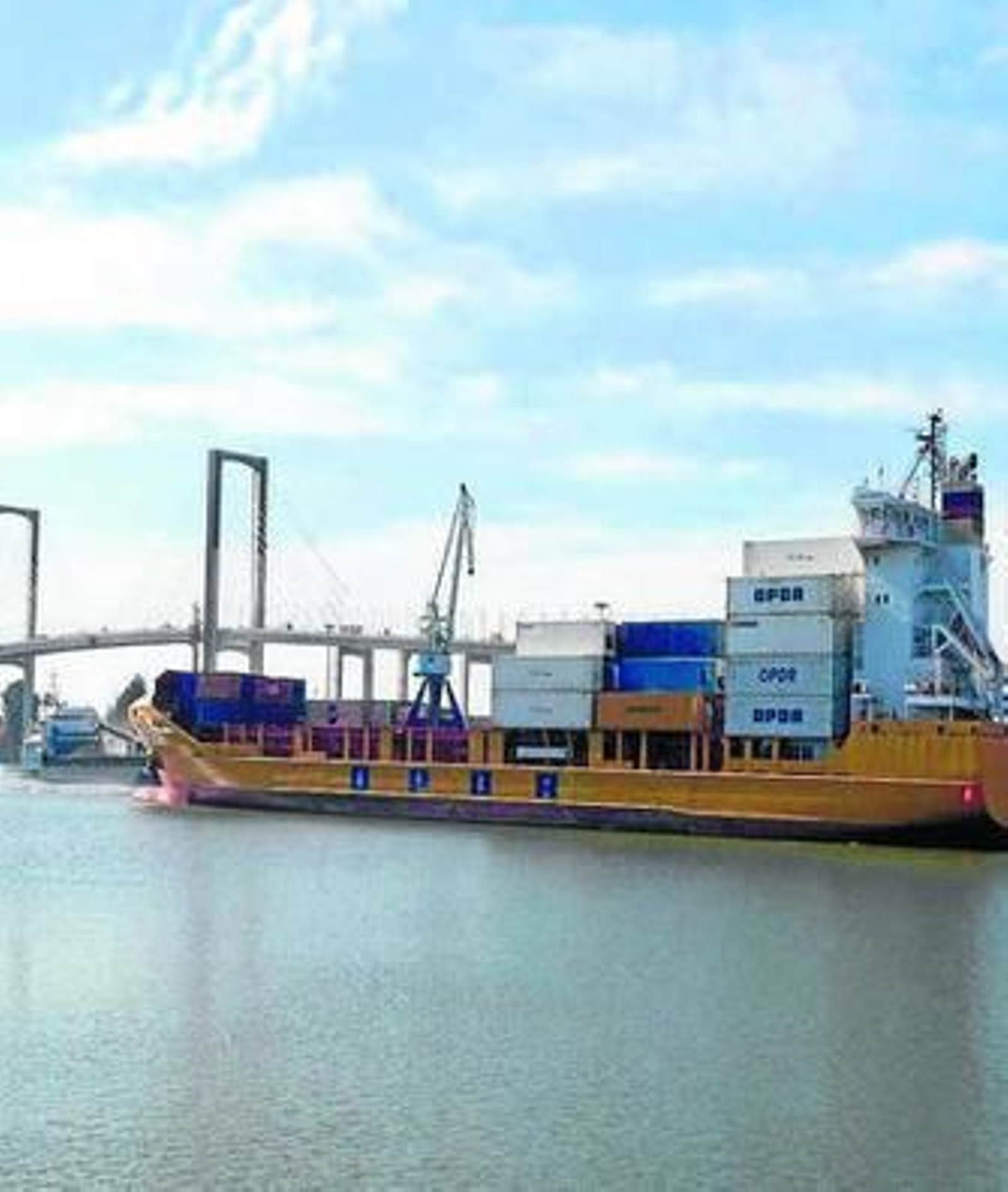 Descarga de contenedores en los muelles del Puerto de Sevilla.