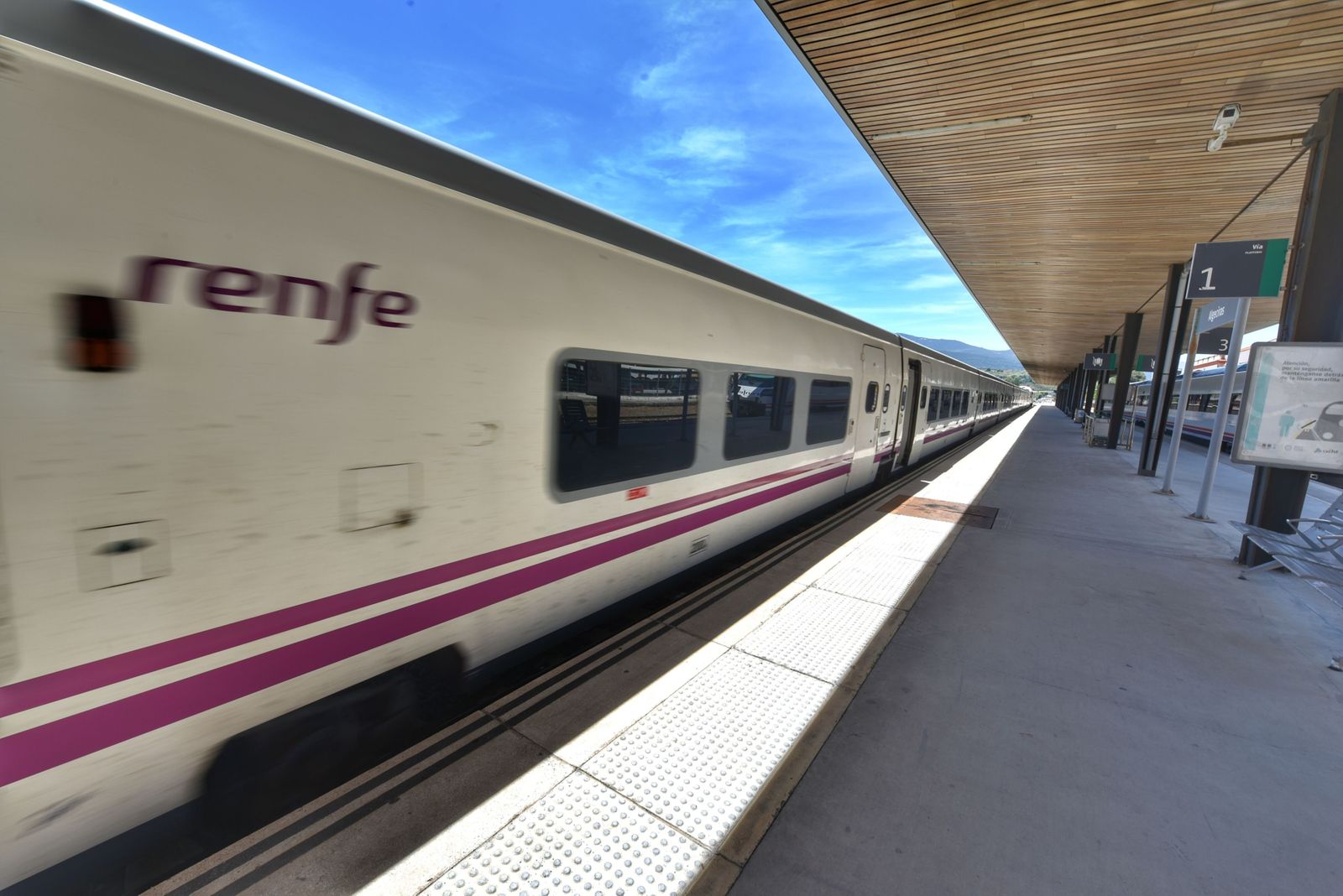 Un tren en el andén de la estación de Algeciras, el pasado mayo.