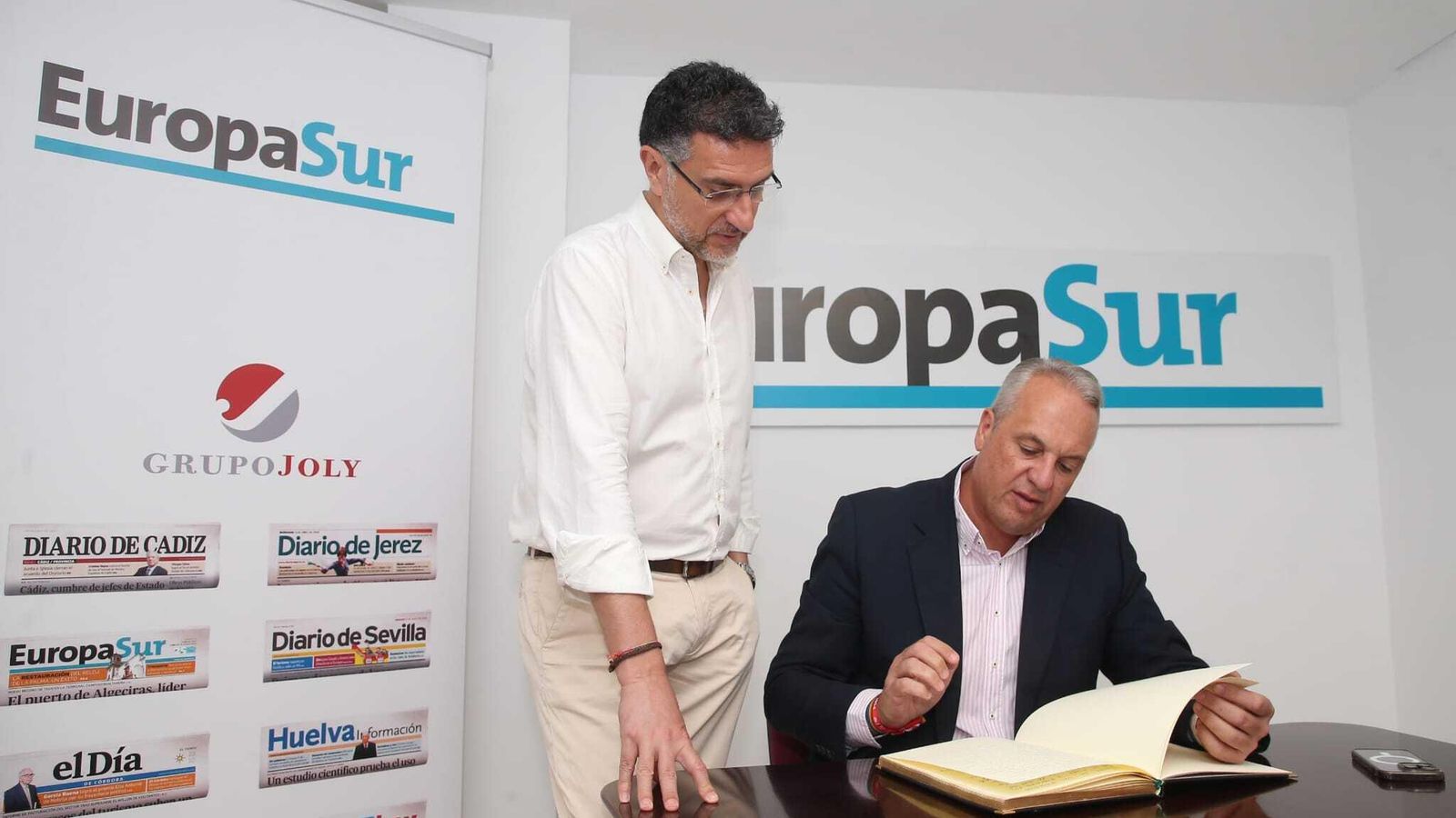 Juan Carlos Ruiz Boix firma en el libro de visitas de 'Europa Sur' en presencia del director del periódico, Javier Chaparro. Juan Carlos Ruiz Boix firma en el libro de visitas de 'Europa Sur' en presencia del director del periódico, Javier Chaparro.