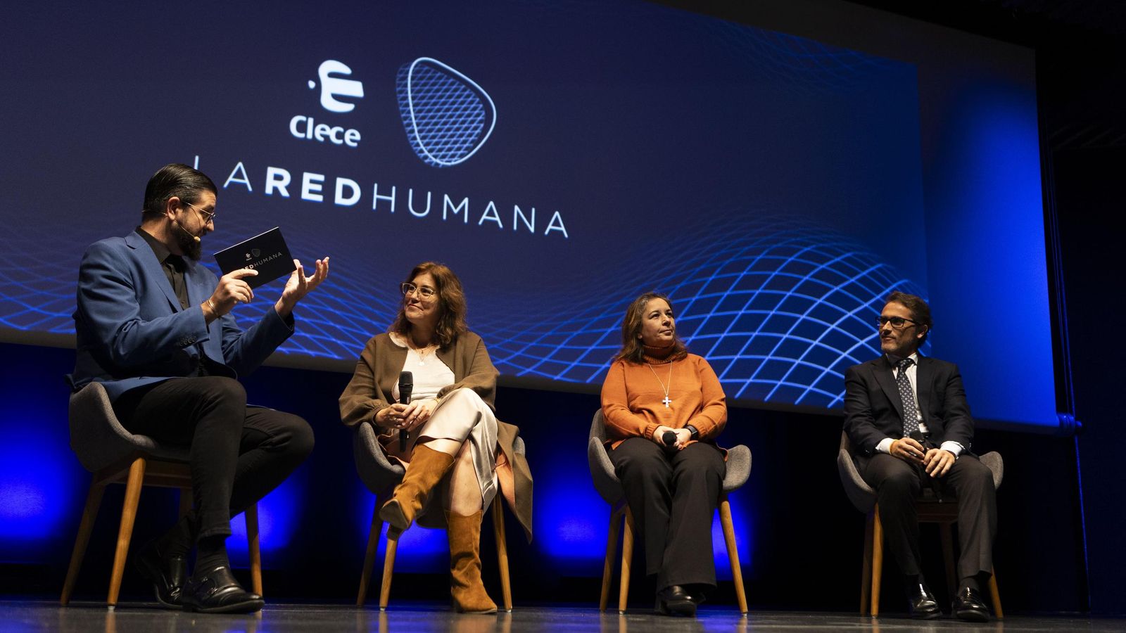 El humorista Manu Sánchez con los responsables de las fundaciones Randstad, Mornese y Adecco