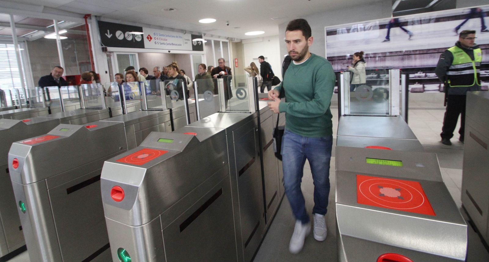 Tornos del apeadero de trenes de San Bernardo.