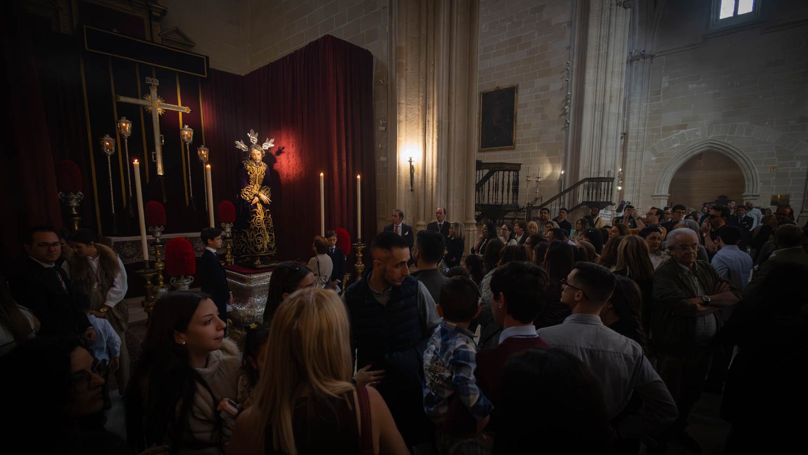 Los besapiés y besamanos del Domingo de Pasión en Jerez, en imágenes