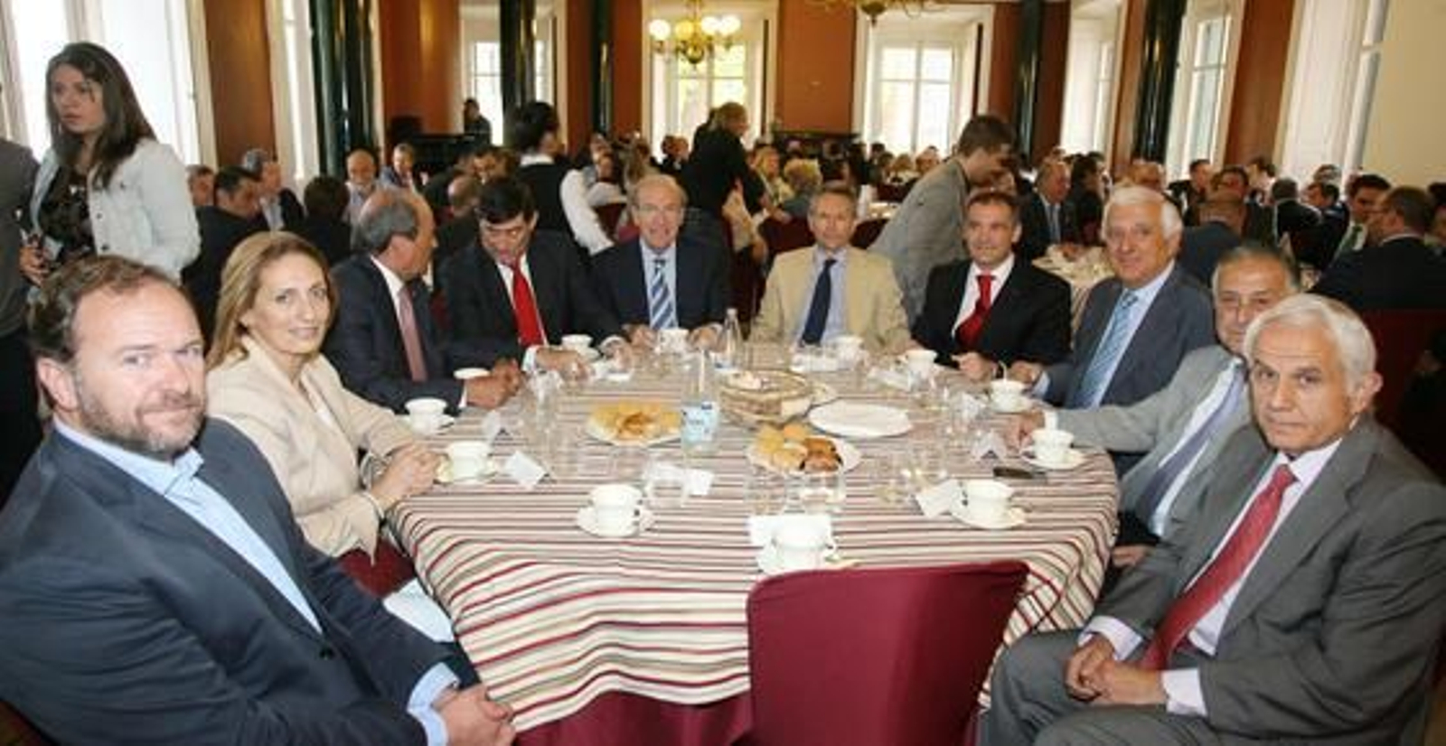 El presidente de Asaja Huelva, José Luis García-Palacios; Carmen Garrido Mora, el presidente de la FOE, Antonio Ponce; el director de zona del Banco Santander en Huelva, Luis Ramón Enguita; el alcalde de la capital, Pedro Rodríguez; el presidente del Grupo Joly, José Joly; el director comercial del Banco Santander en Andalucía, Ángel Castellanos; el presidente de la CEA, Santiago Herrero; el subdelegado del Gobierno, Enrique Pérez Viguera, y el presidente del consejo regional de Endesa en Andalucía y Extremadura, Antonio Pascual Acosta.

Foto: Josue Correa/Alberto Dominguez