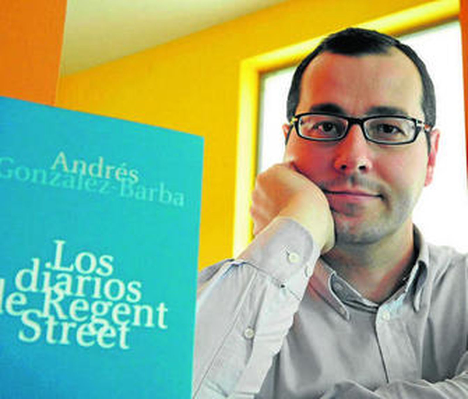 Andrés González-Barba, junto a su primera novela.