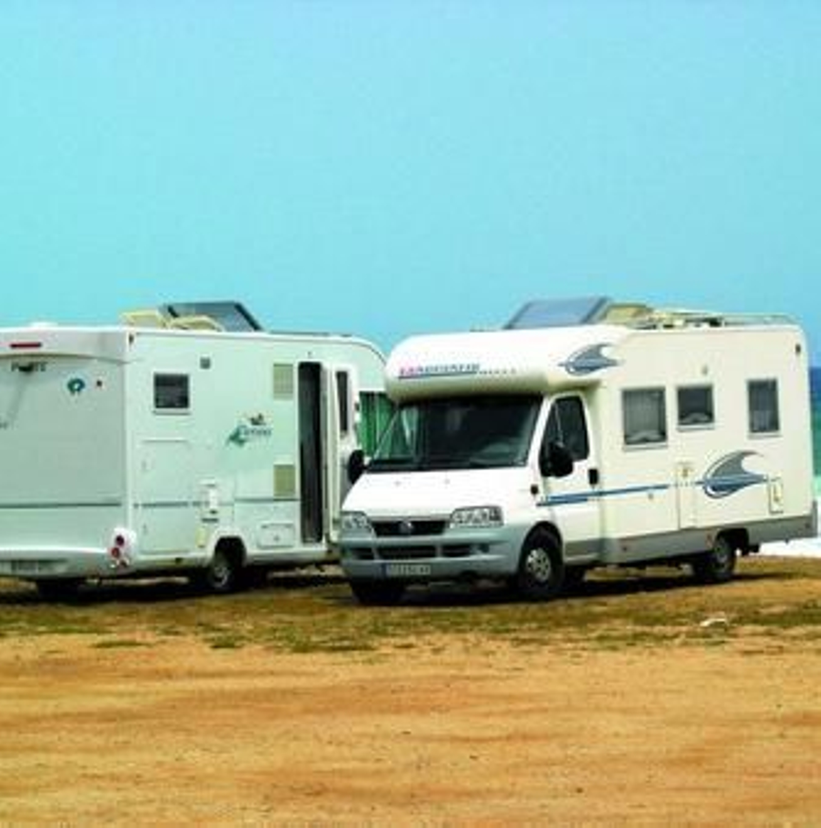 Muchas autocaravanas pasan varios días en la playa.