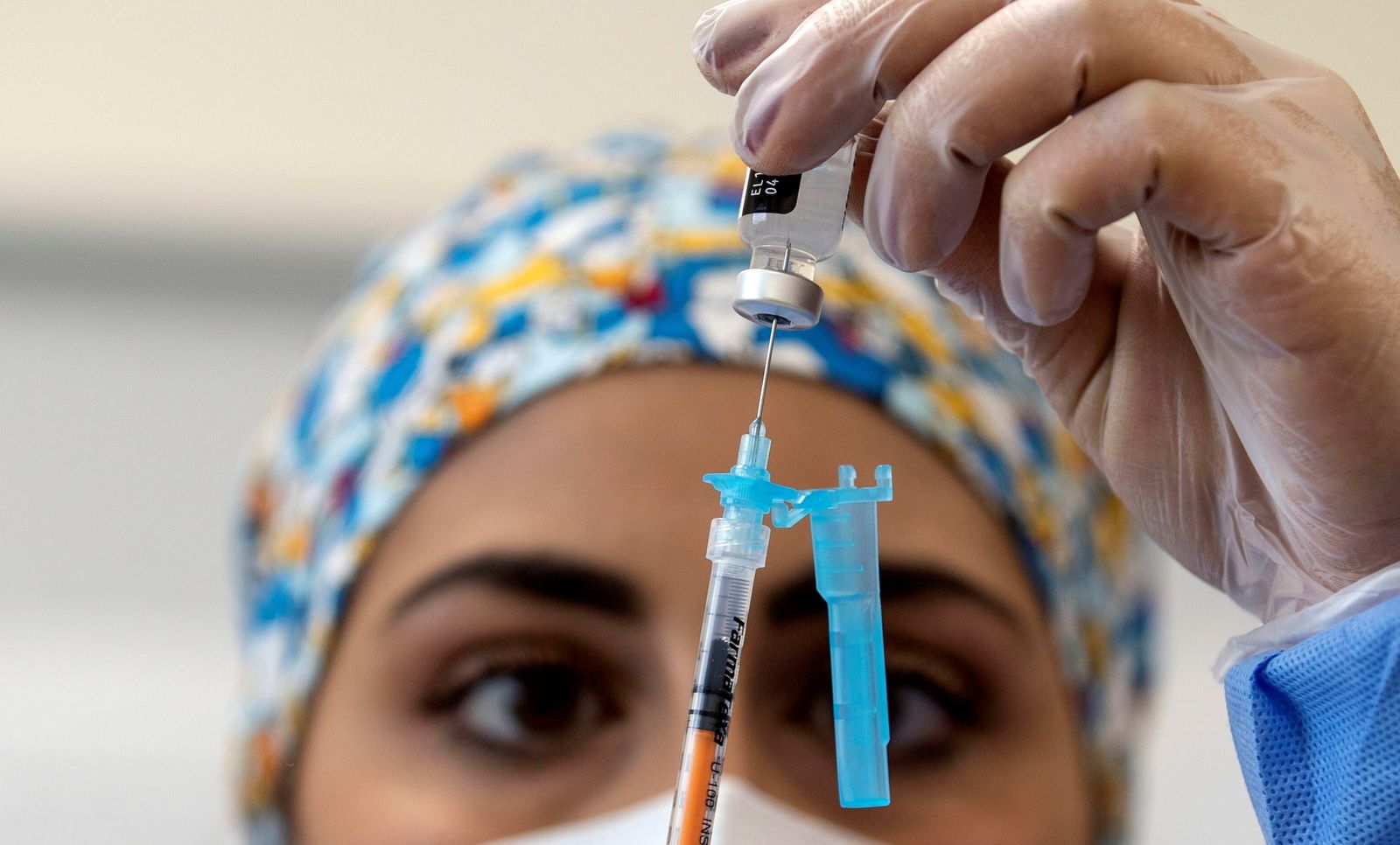 Una enfermera prepara una vacuna contra el covid-19.