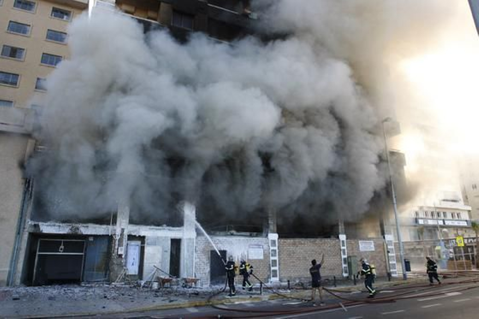 Espectacular incendio en un edificio de la calle Brasil. /José Braza
