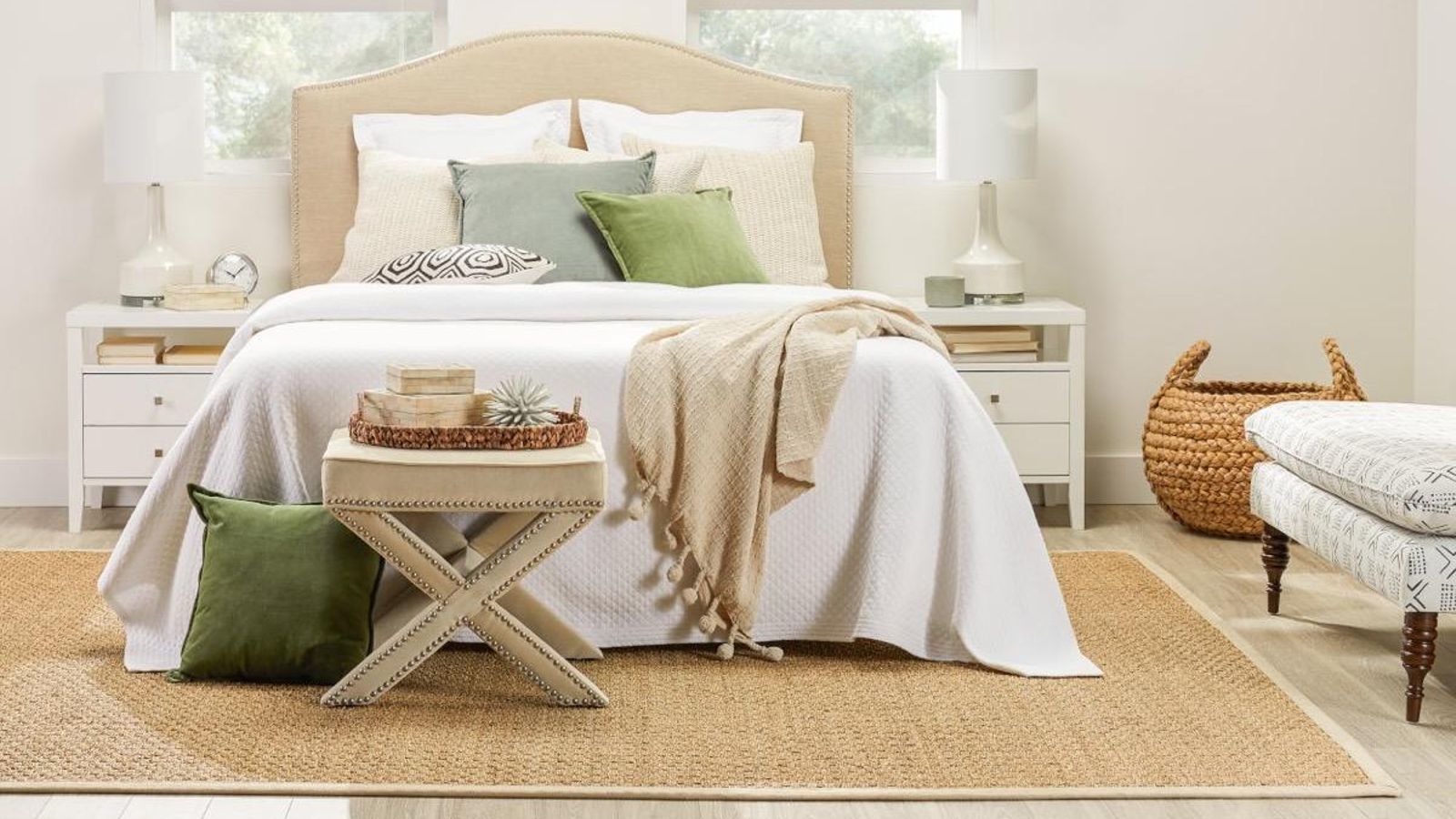 La alfombra se convierte en el centro de atención de este dormitorio.