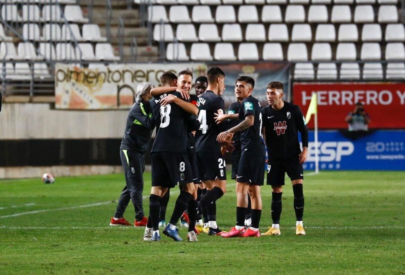 Los jugadores del filial celebran el triunfo ante el Real Murcia sobre el césped. Los jugadores del filial celebran el triunfo ante el Real Murcia sobre el césped.