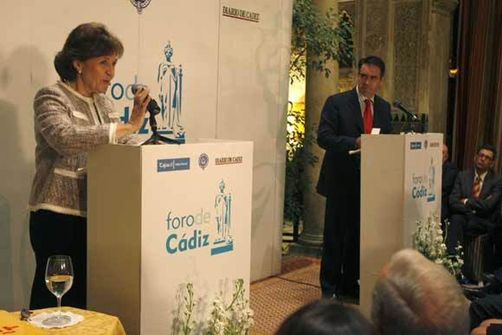 Un momento del turno de palabra del público. En la foto, Carmen Caffarel y Rafael Navas.  Foto: Jose Braza