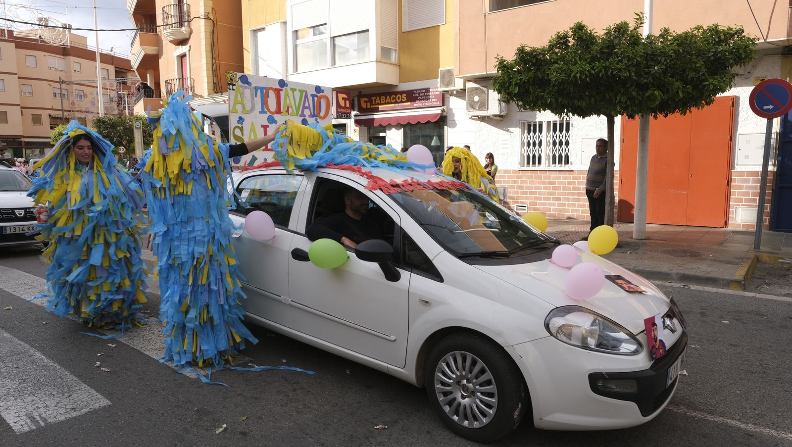 Imágenes de las carrozas de la Fiestas de San José de Benahadux