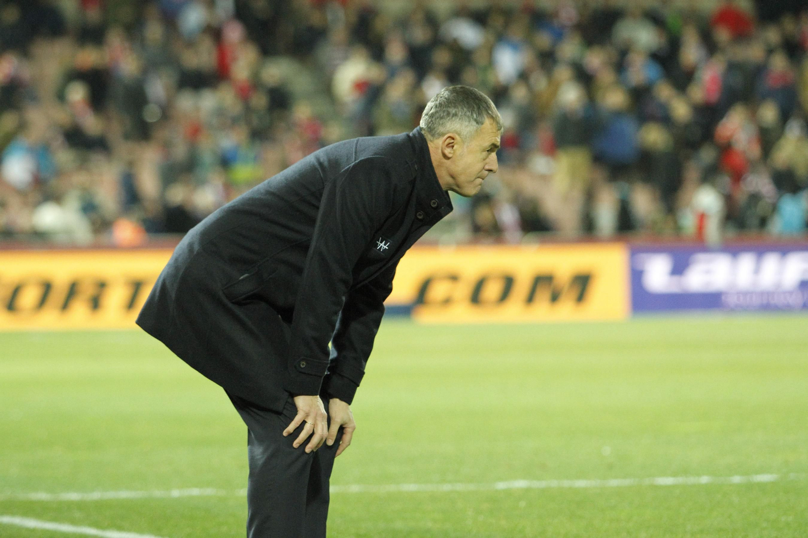 Lucas Alcaraz sigue atentamente el transcurso del encuentro.