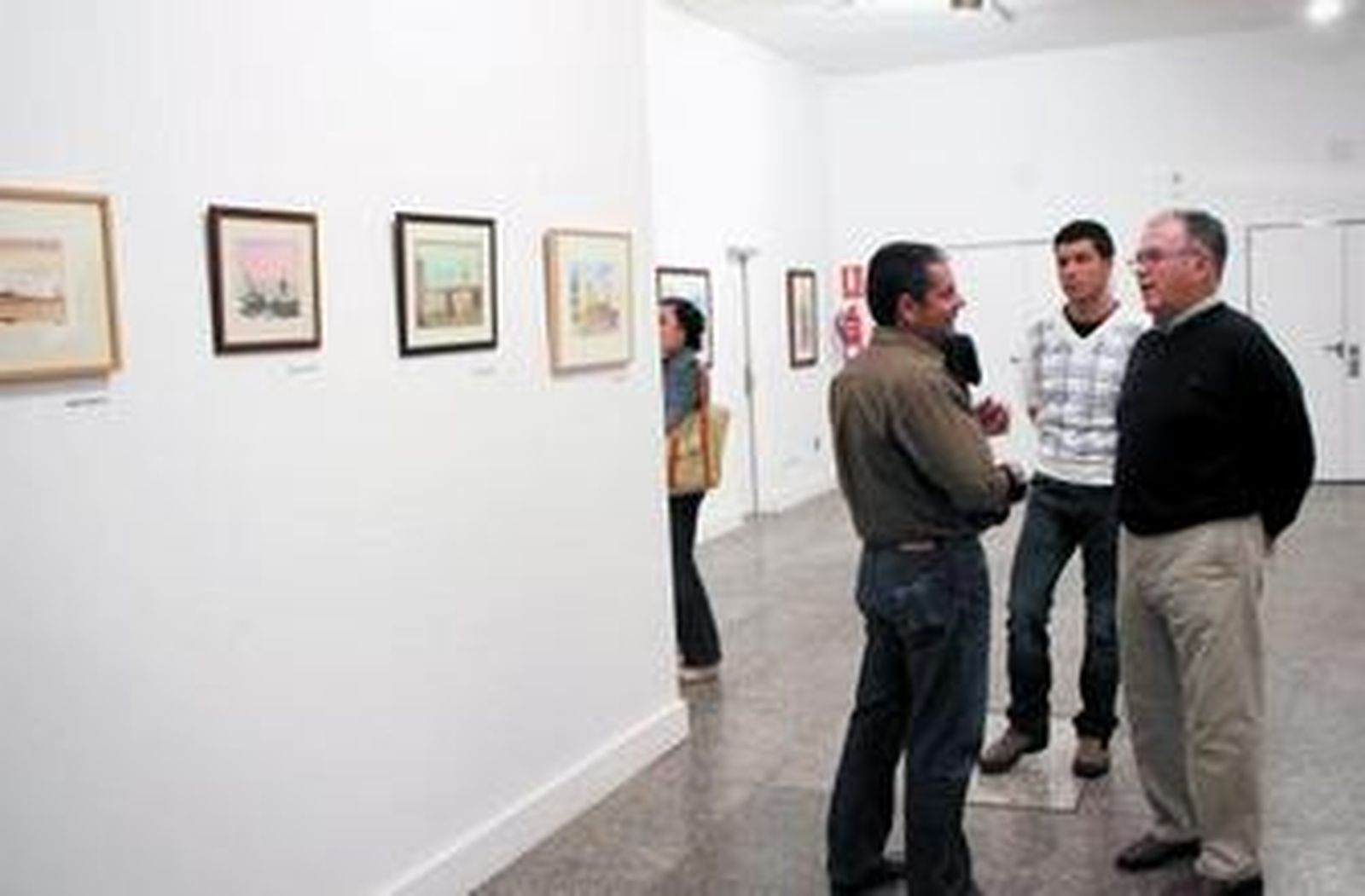 La exposición abrió sus puertas a las 18:00 h. junto a algunos de los autores de las obras.