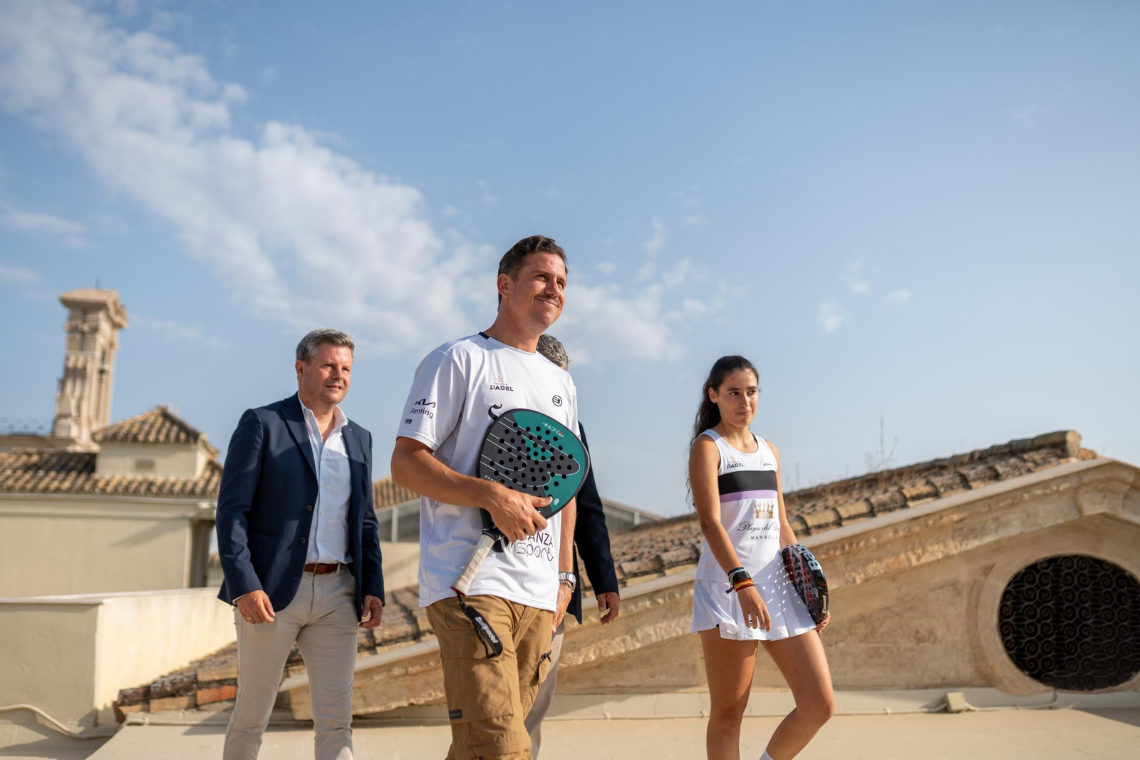 Los sevillanos Paquito Navarro y Laura Luján caminan por la cubierta del Ayuntamiento durante la presentación.