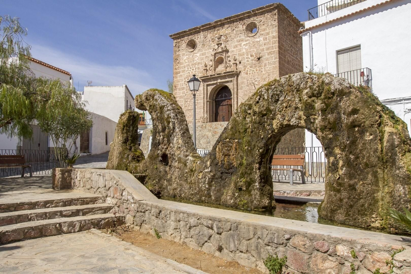 Fuente de la plaza principal de Almócita.