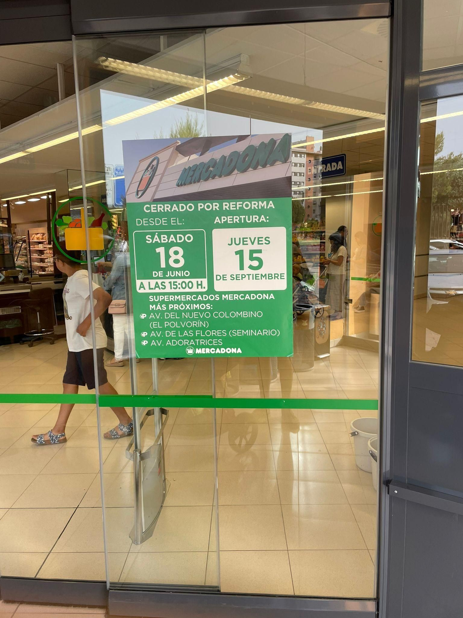 Cartel anunciador del cierre temporal del Mercadona de la avenida de Andalucía.