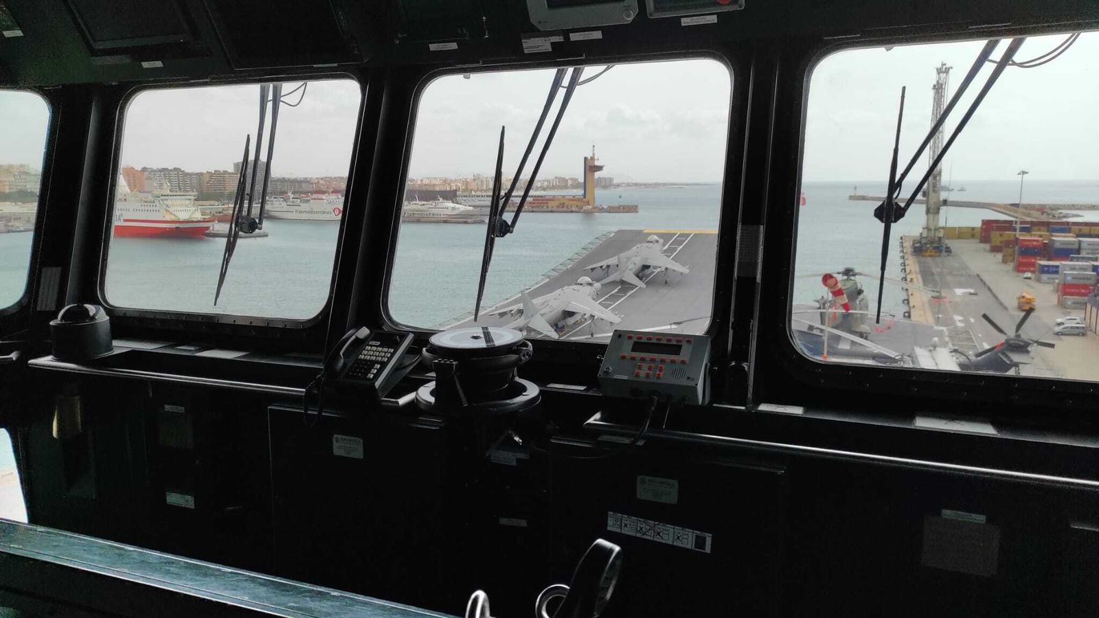 Panorámica del muelle de Levante y la cubierta de vuelo desde el puesto de mando del Juan Carlos I