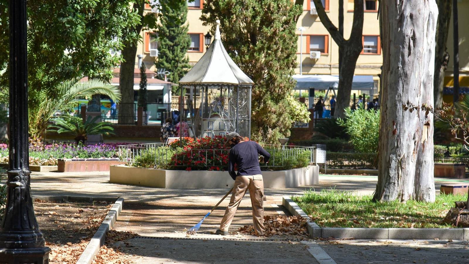Un jardinero recoge hojas en el parque María Cristina de Algeciras.