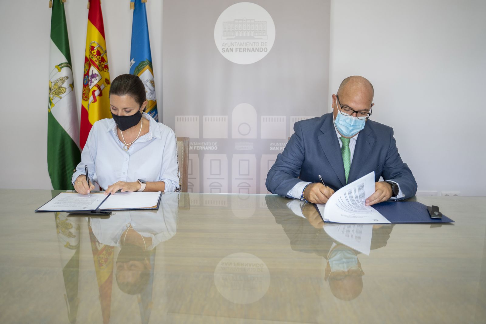 Patricia Cavada y Manuel Antonio García firman el convenio entre Ayuntamiento y el Consejo de Hermandades.