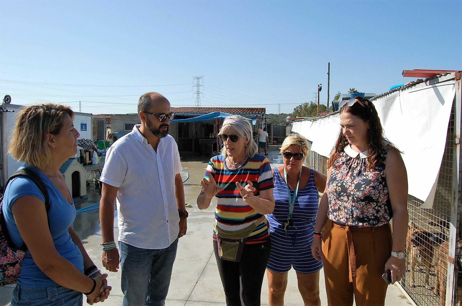 Alconchel, junto a voluntarios de SOS Perrera de Los Barrios, el pasado verano