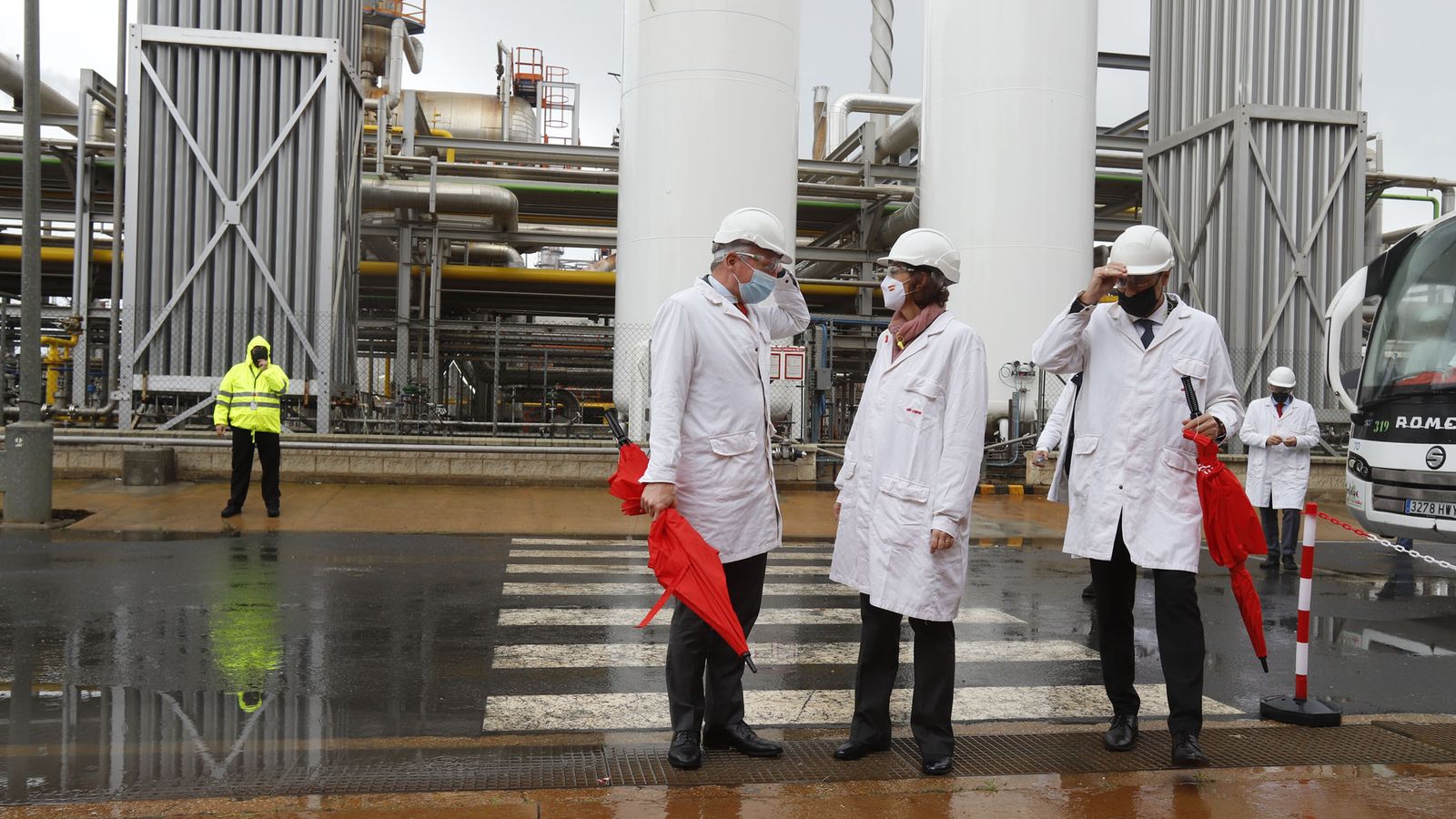 El consejero delegado de Cepsa, la ministra de Industria y el director de la Refinería de Cepsa, Jorge Acitores.